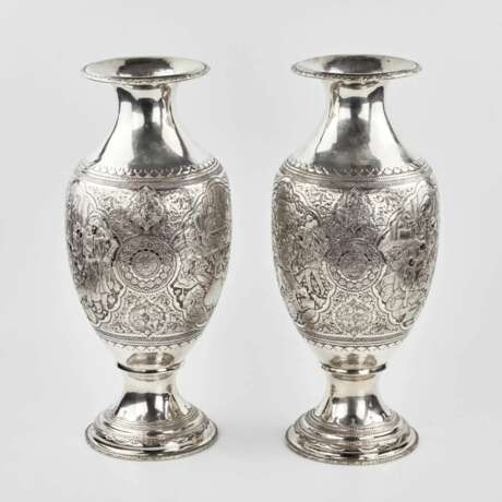 A pair of amphora-shaped Persian silver vases. - Foto 2