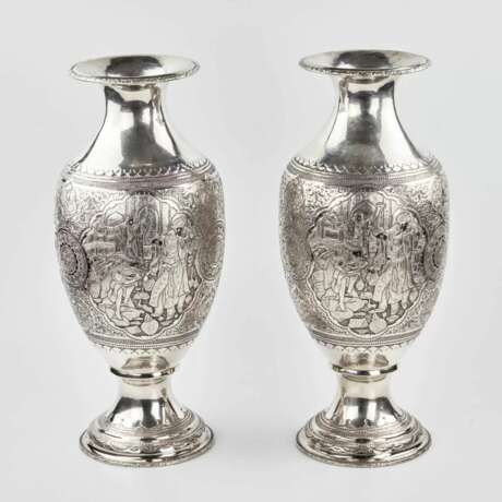 A pair of amphora-shaped Persian silver vases. - Foto 3