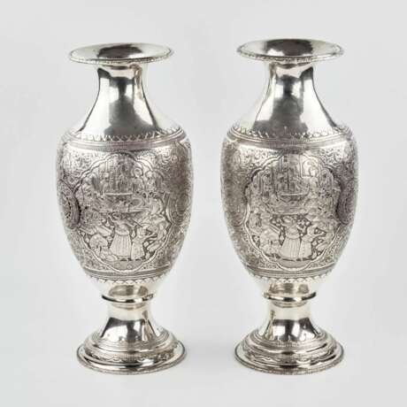 A pair of amphora-shaped Persian silver vases. - Foto 4