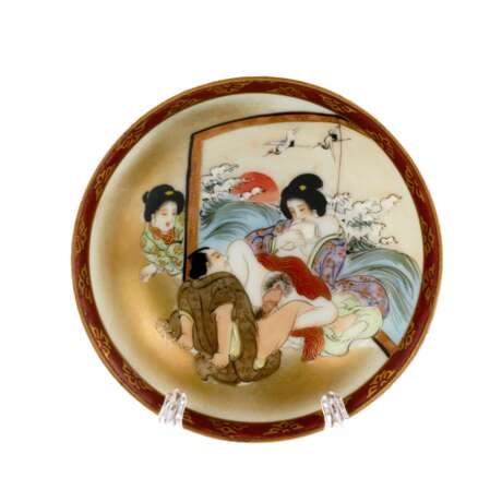 Three Japanese plates with erotic themes. - Foto 5