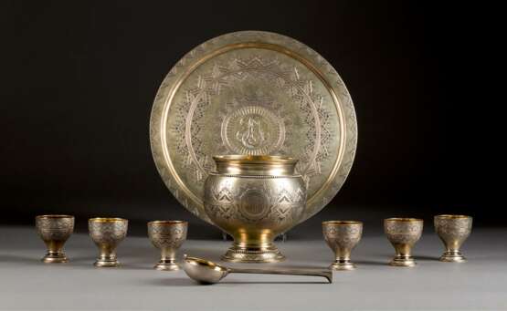 AN IMPORTANT SILVER-GILT PUNCH SERVICE WITHIN ORIGINAL CASE - Foto 2