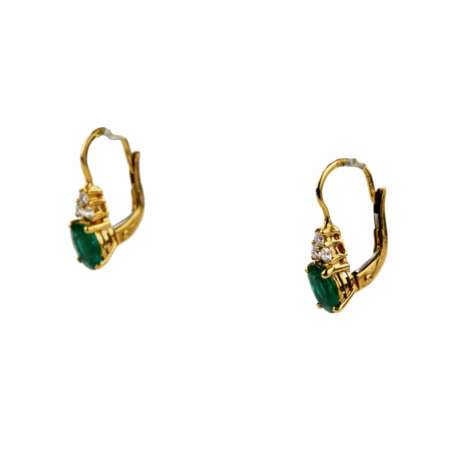 Giorgio Visconti. 18K gold pendant and earrings with emeralds and diamonds. - фото 2