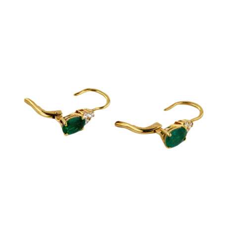 Giorgio Visconti. 18K gold pendant and earrings with emeralds and diamonds. - фото 3