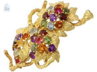 Brosche: äußerst dekorative und aufwändig gestaltete Farbstein-Brosche im floralen Stil, unikate Handarbeit aus 18K Gold, um 1970, mit Wertgutachten
