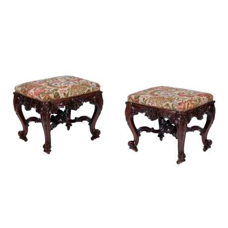 A pair of superb carved mahogany banquettes in the George II style. The turn of the 19th-20th centuries. - Foto 1