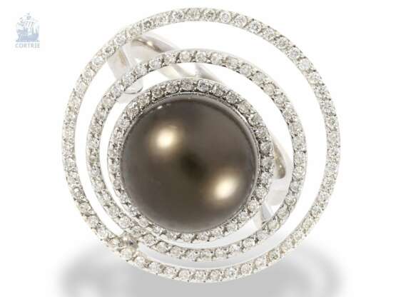 Ring: hochfeiner, moderner Goldschmiedering mit großer Tahitiperle und feinen Brillanten, 18K Weißgold - photo 1