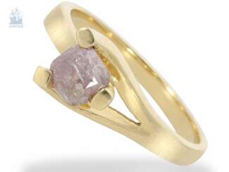 Ring: moderner Solitär-Goldschmiedering mit seltenem Fancy Diamanten von 0,97ct, Brownish Purplish Pink, inklusive GIA-Report