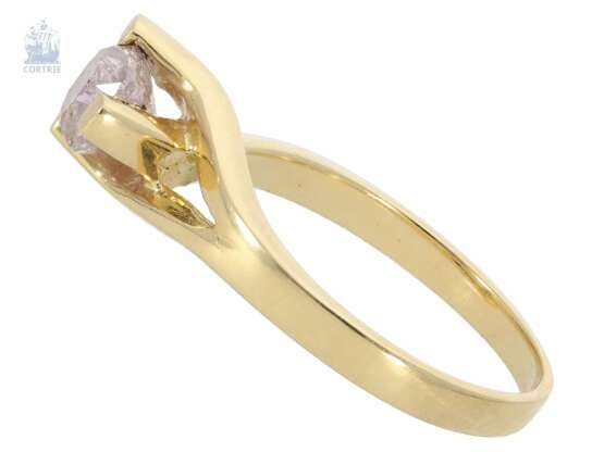 Ring: moderner Solitär-Goldschmiedering mit seltenem Fancy Diamanten von 0,97ct, Brownish Purplish Pink, inklusive GIA-Report - Foto 2