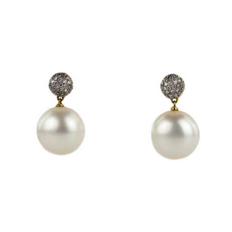 Marco Bicego. Finely crafted gold earrings with pearls and diamonds. - фото 1