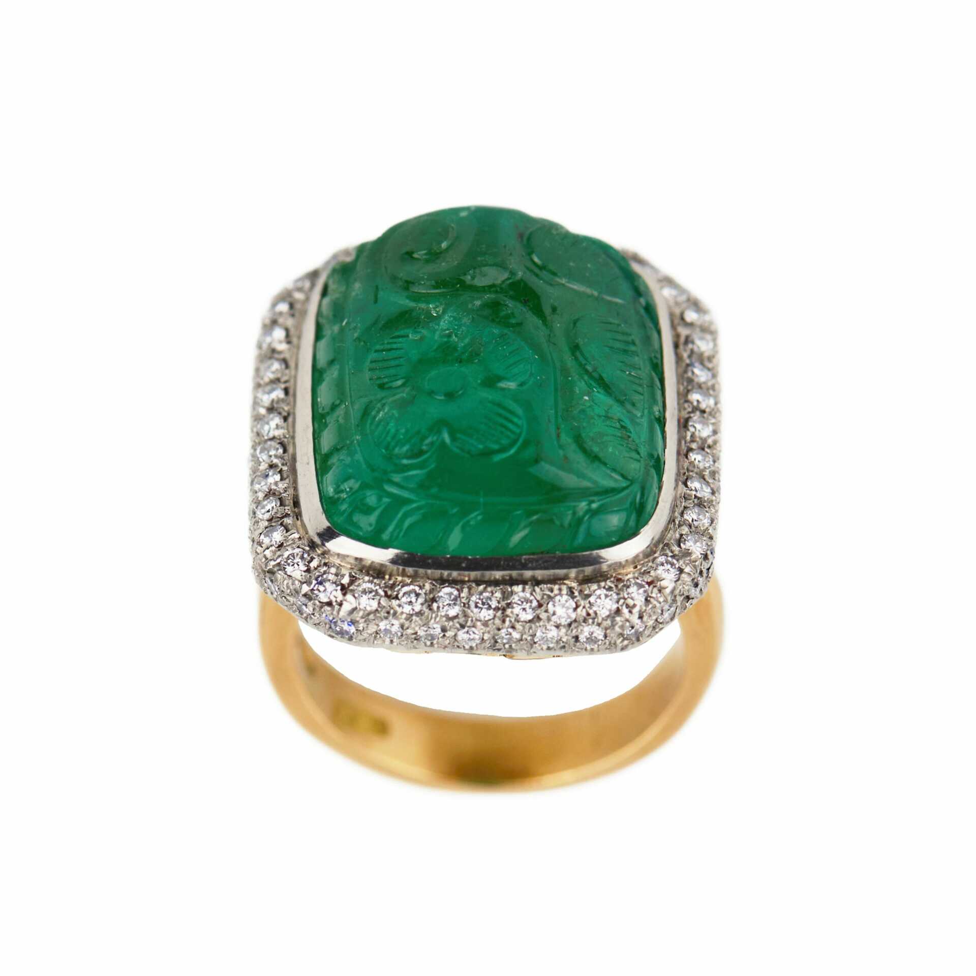 Impressive 18K gold ring with emerald and diamonds.