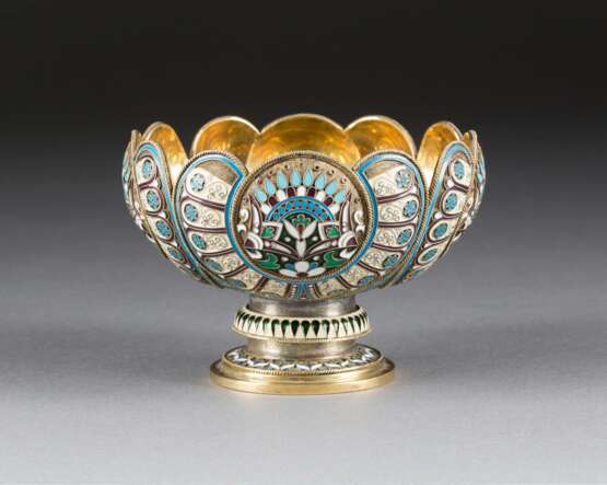 A SILVER-GILT AND CLOISONNÉ ENAMEL FOOTED BOWL - фото 1