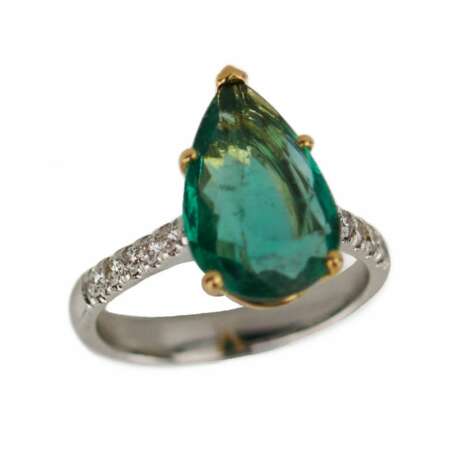 18K Gold Ring with Teardrop Emerald and Diamonds - фото 1