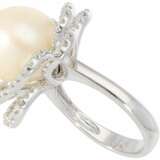 Ring: sehr aufwändig gearbeiteter und hochwertiger Damenring mit feinster Südsee-Perle und Brillanten, ungetragen - Foto 2