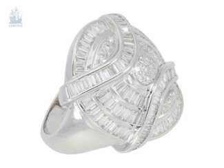 Ring: moderner und ausgefallener Designer-Damenring mit reichhaltigem Diamantbesatz in hoher Qualität, neuwertig, 18K Weißgold, 1,79ct