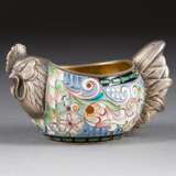 A ROOSTER-SHAPED SILVER AND CLOISONNÉ ENAMEL KOVSH - Foto 1
