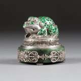 A SILVER AND ENAMEL TABLE DECORATION IN THE FORM OF A FROG - фото 1