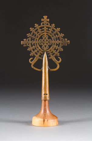 A SMALL COPTIC BRASS PROCESSIONAL FINIAL - photo 1