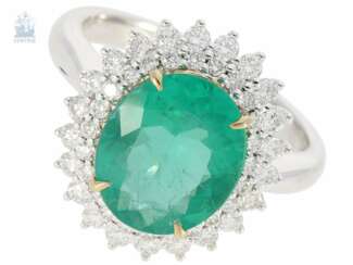 Ring: neuwertiger und ehemals sehr teurer Smaragd/Brillant-Goldschmiedering, hochfeiner Smaragd von 3,02ct, Handarbeit aus 18K Weißgold