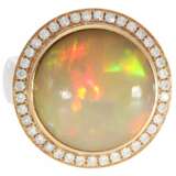 Ring: äußerst dekorativer, hochwertiger Goldschmiedering mit großem und schillernden Opal sowie feinem Brillantbesatz,18K Gold - photo 1