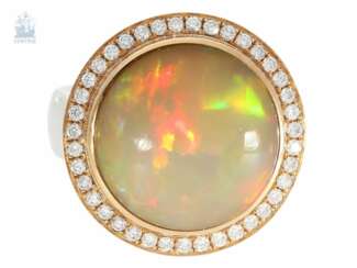 Ring: äußerst dekorativer, hochwertiger Goldschmiedering mit großem und schillernden Opal sowie feinem Brillantbesatz,18K Gold