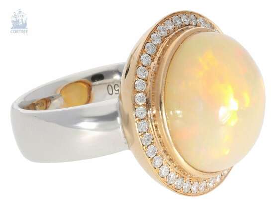 Ring: äußerst dekorativer, hochwertiger Goldschmiedering mit großem und schillernden Opal sowie feinem Brillantbesatz,18K Gold - photo 2