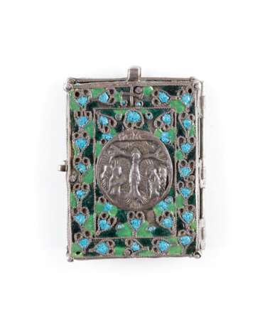 A VERY FINE SILVER AND CLOISONNÉ ENAMEL-MOUNTED CARVED DIPTYCH - фото 3