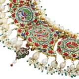 Kette/Collier: antiker, äußerst seltener indischer Hochzeitsschmuck mit feinen Rubinen, Perlen, Smaragden und Diamanten, rückseitig emailliert, vermutlich 1.Hälfte 20. Jahrhundert. - фото 2