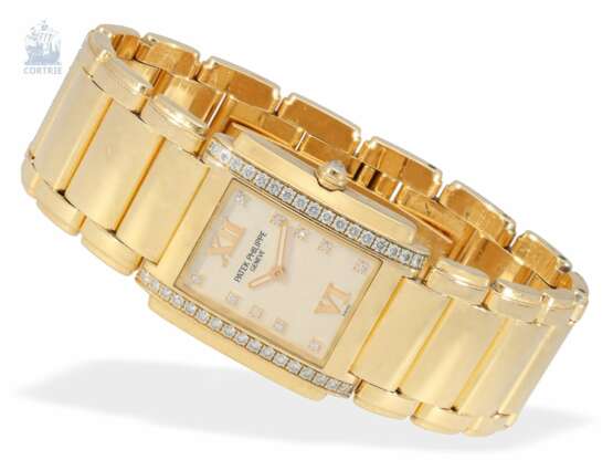 Armbanduhr: äußerst luxuriöse Patek Philippe "Twenty~4" Damenuhr in Vollgold mit Brillantbesatz, REF 4910/11 - фото 1