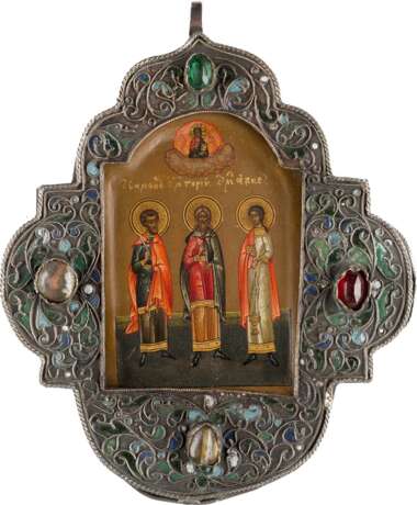 A SILVER-MOUNTED CLOISONNÉ ENAMEL BREAST ICON SHOWING STS. SAMON, GURI AND AVIV - Foto 1