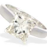 Ring: moderner, weißgoldener Goldschmiedering mit großem Diamanten im Princess-Cut von 2,92ct - photo 1