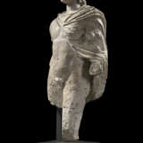 A ROMAN LIMESTONE FIGURE OF ANTINOUS - Foto 2