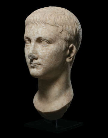 A ROMAN MARBLE PORTRAIT HEAD OF A YOUTH - Foto 1