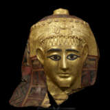 AN EGYPTIAN GILT CARTONNAGE MUMMY MASK - Foto 1