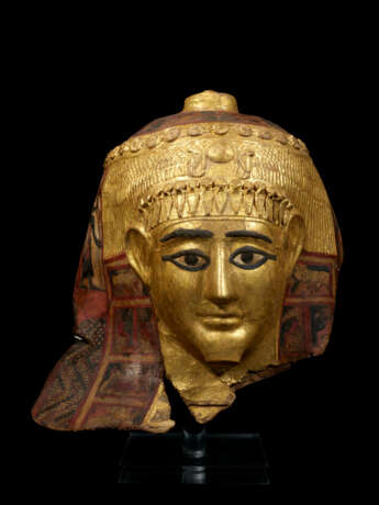 AN EGYPTIAN GILT CARTONNAGE MUMMY MASK - Foto 1