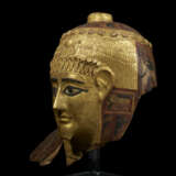 AN EGYPTIAN GILT CARTONNAGE MUMMY MASK - Foto 3