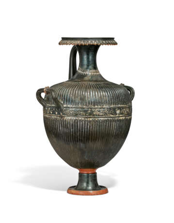 AN APULIAN GNATHIA-WARE HYDRIA - Foto 1