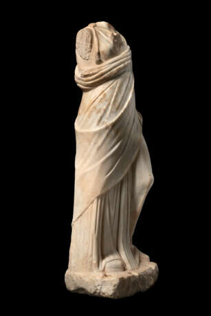 A ROMAN MARBLE DRAPED FEMALE FIGURE - photo 2