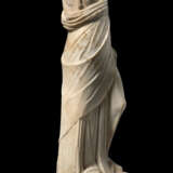 A ROMAN MARBLE DRAPED FEMALE FIGURE - photo 2