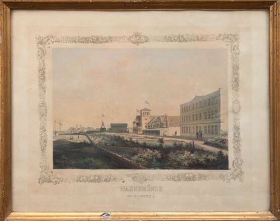 "Ansicht Warnemünde von der Westseite", kolorierter Steindruck, Verlag "Hof-Steindr. in Rostock", Blatt gebräunt, 16x23,5 cm, hinter Glas und Rahmen - photo 1