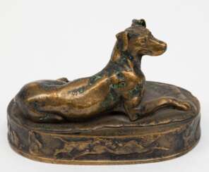 Bronze-Figur &quot;Liegender Hund&quot;, auf ovalem Sockel mit umlaufenden Tierdarstellungen, nach F. Barbedienne Fondeur, auf Sockel bezeichnet, H. 10 cm, L. 16 cm