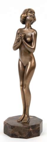 Paris, Friedrich Richard Roland (1894 in Wien- 1945 in Swinemünde) "Kesses Mädchen", Bronze, signiert "Roland Paris", H. 27 cm, auf achtkantigem Granitsockel, Ges.-H. 30 cm (F. Paris war ein deutscher… - photo 1