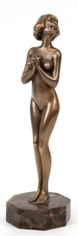 Paris, Friedrich Richard Roland (1894 in Wien- 1945 in Swinemünde) "Kesses Mädchen", Bronze, signiert "Roland Paris", H. 27 cm, auf achtkantigem Granitsockel, Ges.-H. 30 cm (F. Paris war ein deutscher… - photo 1