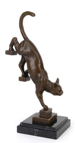 Bronze-Figur "Katze eine Treppe Treppe hinab laufend", Nachguß, braun patiniert, bezeichnet "De Coux", Pariser Gießerplakette, H. 26,5 cm, auf schwarzer marmorier Steinplinthe, Ges.-H. 29 cm - photo 1