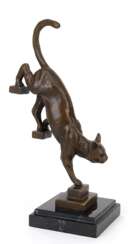 Bronze-Figur &quot;Katze eine Treppe Treppe hinab laufend&quot;, Nachguß, braun patiniert, bezeichnet &quot;De Coux&quot;, Pariser Gießerplakette, H. 26,5 cm, auf schwarzer marmorier Steinplinthe, Ges.-H. 29 cm