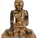 Buddha-Figur, Siam, 2. Hälfte 19. Jh., sitzender Buddha mit Erdberührungsgeste, Holz, mit Restvergoldung, z.T. mit Pailletten belegt, Schwundrisse, H. 39,5 cm - Foto 1