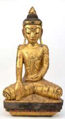 Figur &quot;Sitzender Buddha mit Erdberührungsgeste&quot;, Burma 19. Jh., Holz goldfarben gefaßt, Gebrauchspuren, H. 78 cm