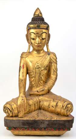 Figur "Sitzender Buddha mit Erdberührungsgeste", Burma 19. Jh., Holz goldfarben gefaßt, Gebrauchspuren, H. 78 cm - Foto 1