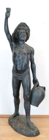 Große Bronze-Figur "Jüngling mit Weinkrug und Becher", schwarz gefaßt, H. 166 cm - photo 1