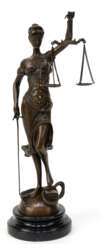 Bronzefigur &quot;Justitia&quot;, braun patiniert, auf rundem Marmorsockel, Ges.-H. 39 cm