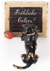 Wiener-Bronze &quot;Dackel an Schultafel mit Beschriftung 'Fröhliche Ostern' stehend&quot;, polychrome Bemalung mit Abplatzungen, L. 5,3 cm